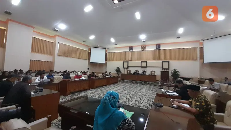 Puluhan Petani di Banyuwangi datangi gedung DPRD Banyuwangi untuk mengadukan kelangkaan pupuk di daerahnya (Hermawan Arifianto/Liputan6.com)