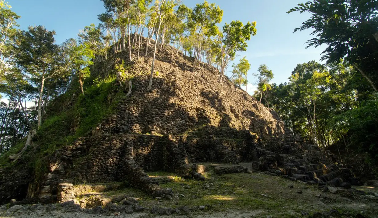 <p>Pemandangan areal Piramida La Danta di situs arkeologi El Mirador, San Adres, Guatemala, 17 Januari 2023. Salah satu piramida terbesar di dunia tersebut ditemukan di antara hutan yang luas Guatemala berkat bantuan teknologi. (Carlos ALONZO/AFP)</p>