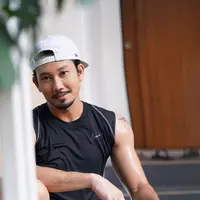 Denny pun membenarkan kabar tersebut dan menceritakan alasannya demi bertahan hidup. Pasalnya, kala itu Denny Sumargo diusir orangtuanya dari rumah yang memang akibat dari kelakukannya juga yang nakal saat itu. (Instagram/sumargodenny)