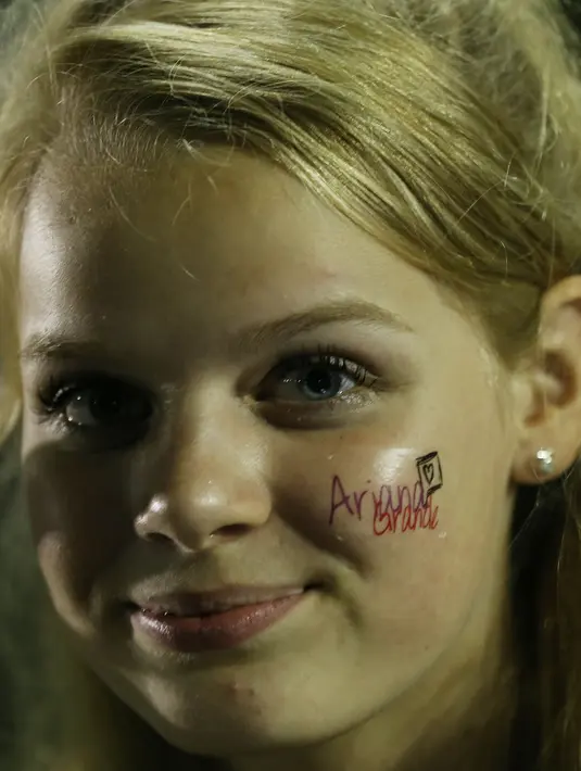 Penonton yang hadir dari anak-anak yang baru beranjak gede, remaja, dewasa hingga orang tua pun ingin ikut menjadi saksi kemeriahan konser Ariana Grande. (Galih W.Satria/Bintang.com)