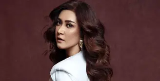 Beberapa waktu lalu, Nafa Urbach melakukan pemotretan dengan Denny Mirrocle. Dan ini hasil pemotretannya. [Foto: instagram.com @denymirrorcle]