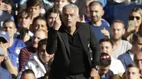 Pelatih Manchester United, Jose Mourinho, saat melawan Chelsea pada laga Premier League di Stadion Stamford Bridge, Sabtu (20/10/2018). Kedua tim bermain imbang 2-2. (AP/Matt Dunham)