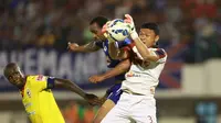 Kiper Sriwijaya FC Dian Agus berebut bola dengan pemain Arema Cronus Lancine Kone pada laga semifinal Piala Presiden di Stadion Manahan, Solo, Minggu (11/10/2015). Sriwijaya menang 2-1. (Bola.com/Nicklas Hanoatubun).
