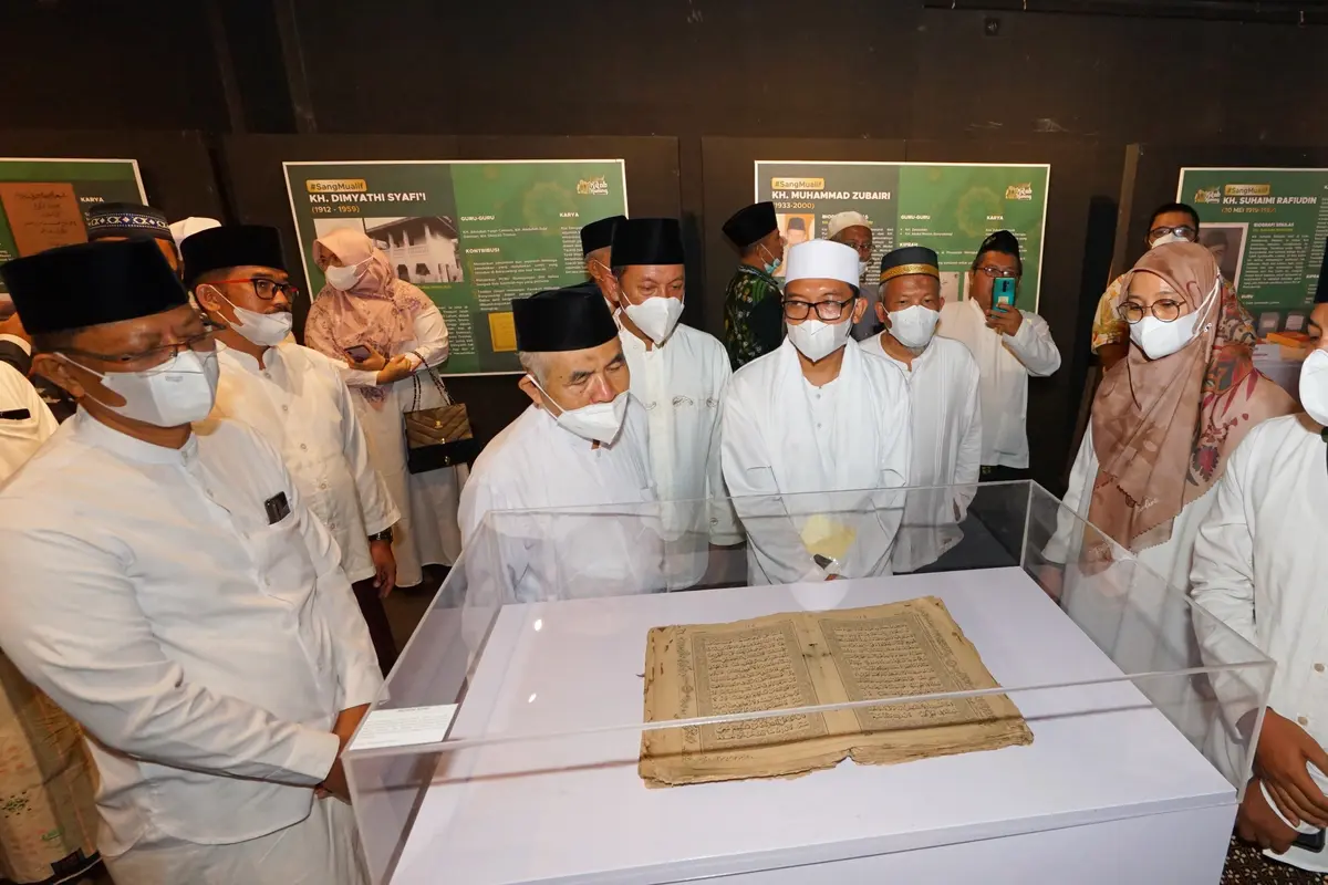 Bupati Banyuwangi Ipuk Fiestiandani (Kiri) Bersama sejumlah tokoh agama dan masyarakat melihat kitab kuning kuno yang dipamerkan di festival kitab kuning. (Istimewa)