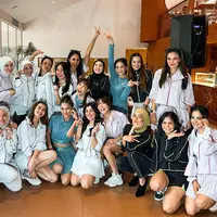 Para publik figur Kenakan Baju Olahraga dari Brand Nagita Slavina. [@tya_ariestya]