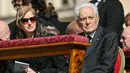 Presiden Italia Sergio Mattarella (kanan) dan putrinya Laura Mattarella sesaat sebelum dimulainya upacara pemakaman mendiang Paus Fransiskus di Lapangan Santo Petrus di Vatikan pada 26 April 2025. (Alberto PIZZOLI/AFP)