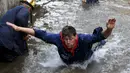 Seorang Nelayan berusaha menangkap ikan saat hari nelayan di Memmingen, Jerman, Sabtu (25/7/2015). Peserta yang menangkap ikan terbesar akan diberi nama "Raja Nelayan" selama satu tahun. (REUTERS/Michaela Rehle)