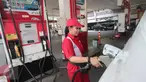 Petugas mengisi BBM jenis solar di SPBU kawasan Kuningan, Jakarta, Kamis (8/10/2015). Pemerintah menurunkan harga solar dari Rp 6.900/liter menjadi Rp.6.700/liter. Harga baru itu akan berlaku mulai Jumat, 9 Oktober mendatang. (Liputan6.com/Angga Yuniar)