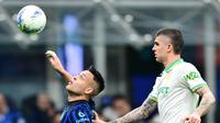 Duel pemain Inter Milan Lautaro Martinez dengan pemain AS Roma Gianluca Mancini di ajang Liga Italia 2025/2026. (Stefano RELLANDINI / AFP)