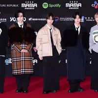 Personel Tomorrow X Together (TXT) di karpet merah MAMA 2022. (dok. Twitter @MnetMAMA/https://twitter.com/MnetMAMA/status/1597508922134626304/photo/1)