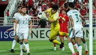 Kiper Irak U-23, Hussen Hasan berhasil menangkap bola dari ancaman pemain Timnas Indonesia U-23 pada laga perebutan tempat ketiga Piala Asia U-23 2024 di Abdullah bin Khalifa Stadium, Doha, Qatar, Kamis (2/5/2024). (AFP/Karim Jaafar)