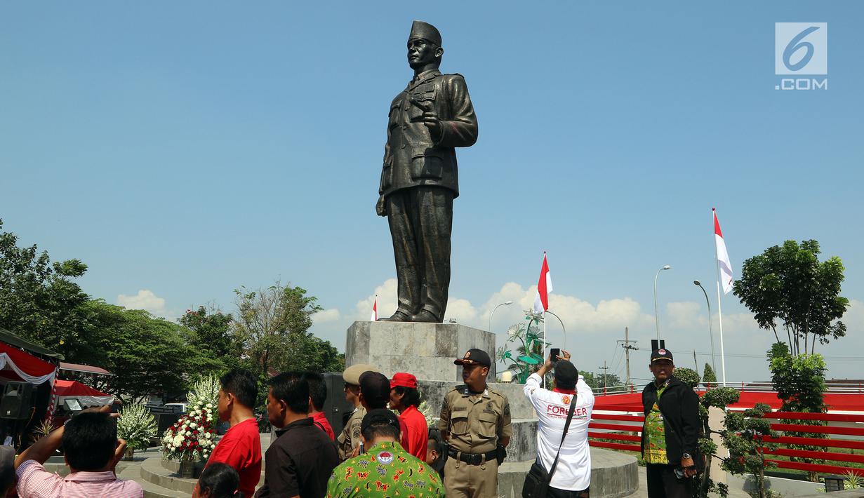 Patung Proklamator RI Soekarno yang disebut "Putra Sang Fajar" ‎diresmikan di simpang Herlingga, Kota Blitar, Selasa (6/6). Peresmian patung ke 5 Bung Karno di Blitar ini bertepatan dengan Hari Lahir Bung Karno pada 6 Juni 1901. (Liputan6.com/Johan Tallo)