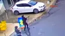 Gambar yang diambil dari rekaman video menunjukkan dua orang wanita menembaki bus polisi anti huru hara yang terparkir di dekat pintu masuk sebuah kantor polisi di Istanbul, Turki, Kamis (3/3). (REUTERS/Reuters TV/DHA)