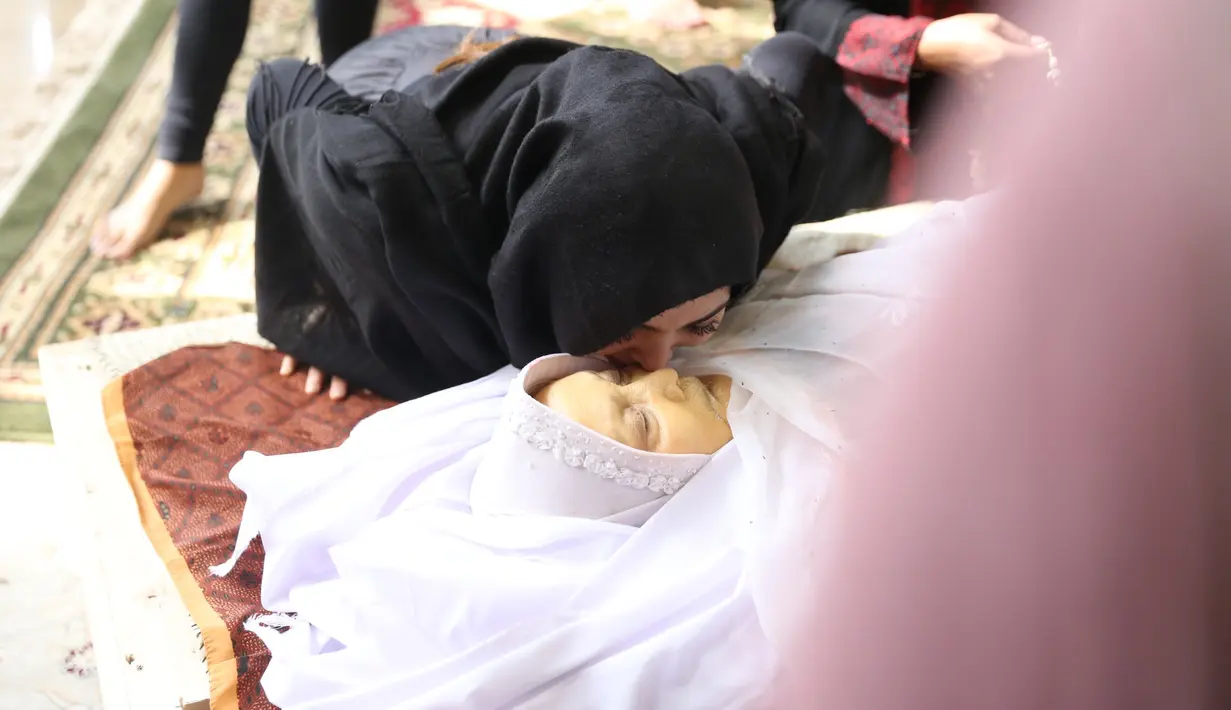 Ashanty menambahkan, telpon dengan kamar mandi sangat dekat. Tidak ada bunyi apapun dan teriakan ibu dari kamar mandi. Ashanty berharap, ibunya meninggal khusnul khotimah. (Galih W. Satria/Bintang.com)