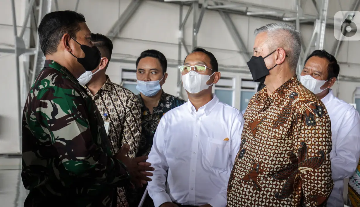 Kepala Staf TNI Angkatan Laut (KSAL) Yudo Margono (kiri) mendampingi perwakilan keluarga berbincang dengan Direktur Hubungan Kelembagaan Bank Mandiri Rohan Hafas (kanan) pada acara santunan keluarga awak KRI Nanggala-402 di Surabaya, Kamis (29/4/2021). (Liputan6.com/Pool/Mandiri)