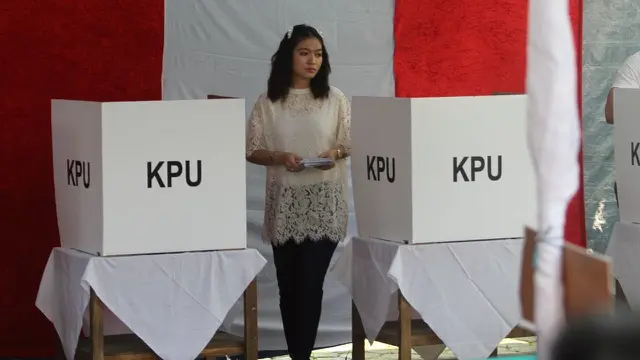 Menantu Presiden Jokowi, Selvi Ananda mencoblos di TPS 38 Kampung Tirtoyasan, Manahan, Solo. (Foto: Liputan6.com/Fajar Abrori)