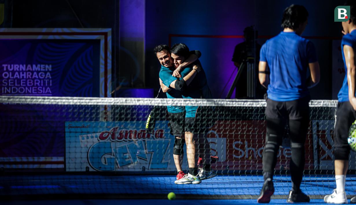 <p>Pasangan Raffi Ahmad dan Thoriq Halilintar merayakan kemenangan atas pasangan Saih Halilintar dan Fateh Halilintar dalam laga final ganda putra padel Turnamen Olahraga Selebriti Indonesia (TOSI) Season 4 di GOR UNJ, Rawamangun, Minggu (09/11/2025). (Bola.com/Bagaskara Lazuardi)</p>
