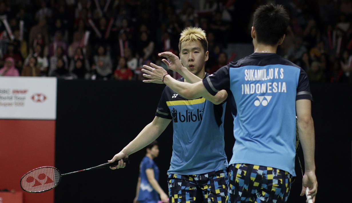 Ganda putra Indonesia, Kevin Sanjaya / Marcus Gideon, merayakan kemenangan atas rekan senegaranya pada Indonesia Masters 2019 di Istora Senayan, Jakarta, Rabu (23/1). Kevin / Marcus lolos ke semifinal. (Bola.com/Yoppy Renato)