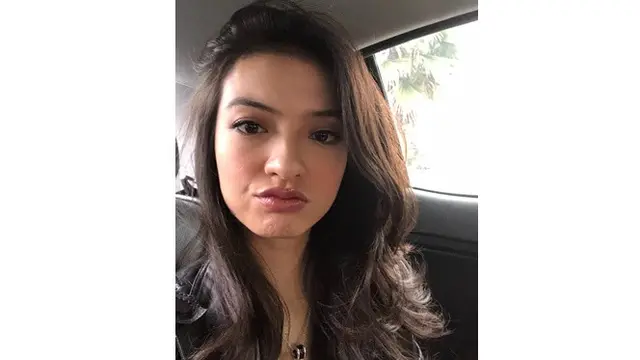 6 Foto 'Duck Face' ala Raline Shah, Tetap Cantik Memesona