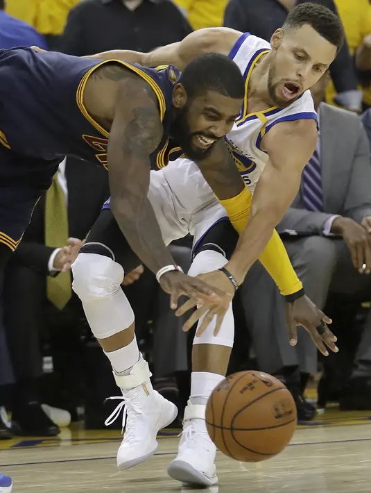 Duel Stephen Curry (kanan) dan pemain Cleveland Cavaliers, Kyrie Irving (kiri) pada gim pertama Final NBA 2017 di Oracle Arena, Oakland, California, (1/6/2017).(AP/Marcio Jose Sanchez)