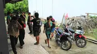 Siswa-siswa di Kabupaten Konawe kedapatan warga dan polisi berada di dalam satu kamar kos, Sabtu (27/4/2019).(Liputan6.com/ Ahmad Fua)