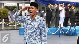 Pegawai sipil Kolinlamil mengikuti HUT Komando Lintas Laut Militer (Kolinlamil) ke-55 di Markas Kolinlamil, Jakarta, Jumat (1/7). (Liputan6.com/Faizal Fanani)