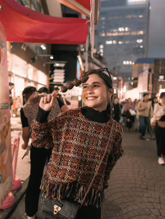 Prilly Latuconsina memadukan turtleneck hitam, ditumpuknya dengan sweater rajut bernuansa kemerahan. Ia padukan dengan rok kulit, sling bag, dan midi boots yang semuanya berwarna hitam. [Foto: Instagram/prillylatuconsina96]