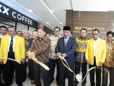 Chairman Lippo Group Mochtar Riady (kedua kiri) dan Menristekdikti Mohamad Nasir (tengah) mengunting pita pada peresmian pembangunan kembali Gedung C Fakultas Ilmu Sosial dan Politik (FISIP) Universitas Indonesia (UI) di Depok, Jawa Barat, Kamis (2/5/2019). (Liputan6.com/Herman Zakharia)