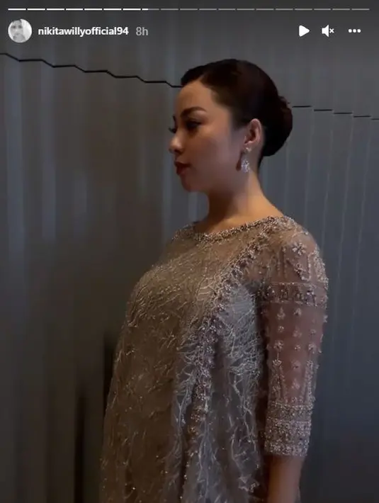 Riasan makeup yang diaplikasikan juga sangat glowing. Rupanya, Rommy Andreas menjadi makeup artist yang dipercaya memulas Nikita Willy.