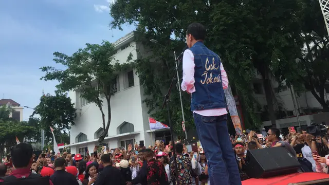 Capres petahana Joko Widodo atau Jokowi menghadiri deklarasi dukungan di Tugu Pahlawan Surabaya, Jawa Timur. (Liputan6.com/Lizsa Egeham)