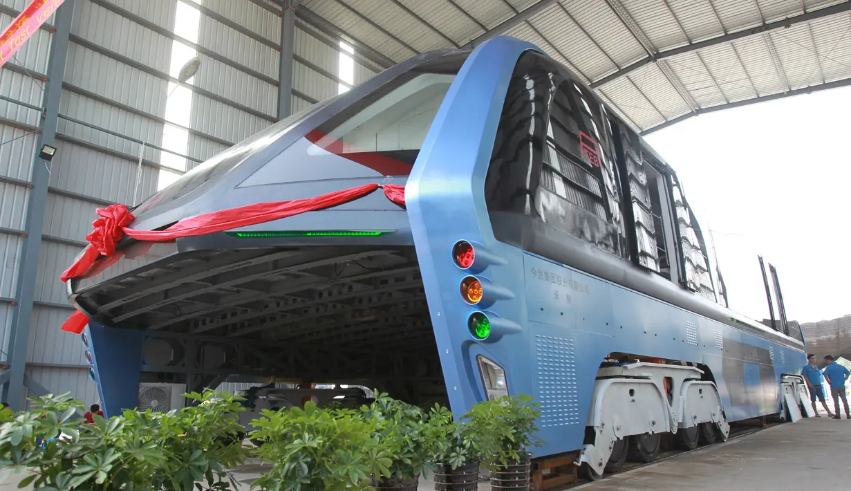 Bus listrik TEB-1 (Transit Elevated Bus) usai uji coba di Qinhuangdao, Hebei, Tiongkok, Rabu (3/8). Bus buatan Tiongkok ini dirancang khusus agar bisa mengangkangi kendaraan dibawahnya. (REUTERS)