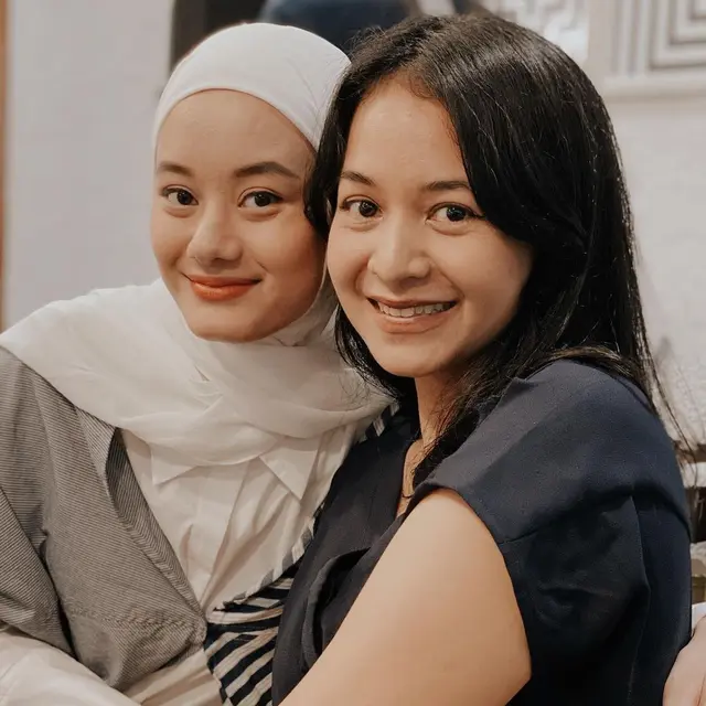 6 Potret Kenangan Rey Mbayang Bareng Mantan Manajernya, Sudah Seperti Keluarga