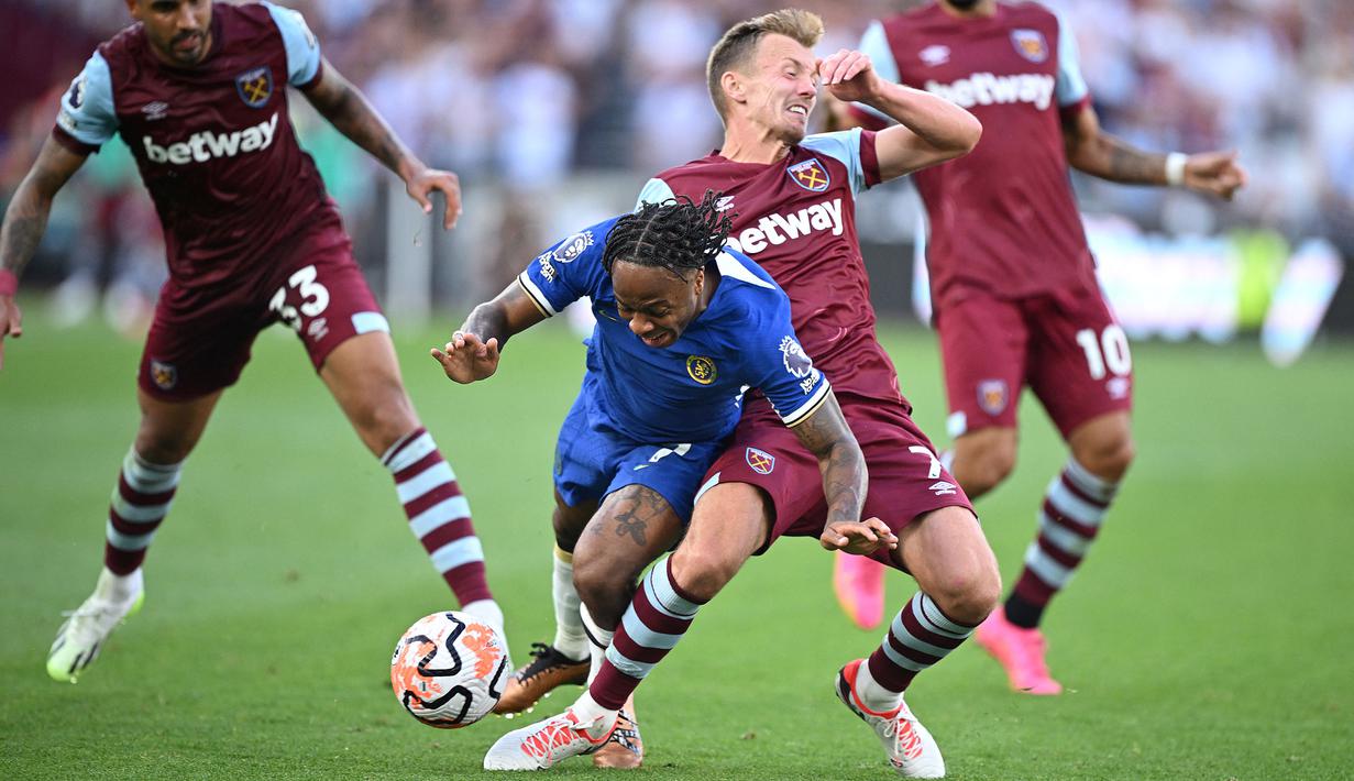 Pemain West Ham, James Ward-Prowse (tengah kanan) berebut bola dengan pemain Chelsea, Raheem Sterling pada laga pekan kedua Liga Inggris 2023/2024 di London Olympic Stadium, London, Minggu (20/08/2023) malam WIB. (AFP/Justin Tallis)
