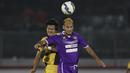 Pemain Mitra Kukar, Rizky Pellu duel udara dengan pemain Persita, Raphael Maitimo pada laga Piala Presiden di Stadion Dipta, Bali, Minggu (30/8/2015). Persita bermain imbang tanpa gol melawan Mitra Kukar. (Bola.com/Vitalis Yogi Trisna)