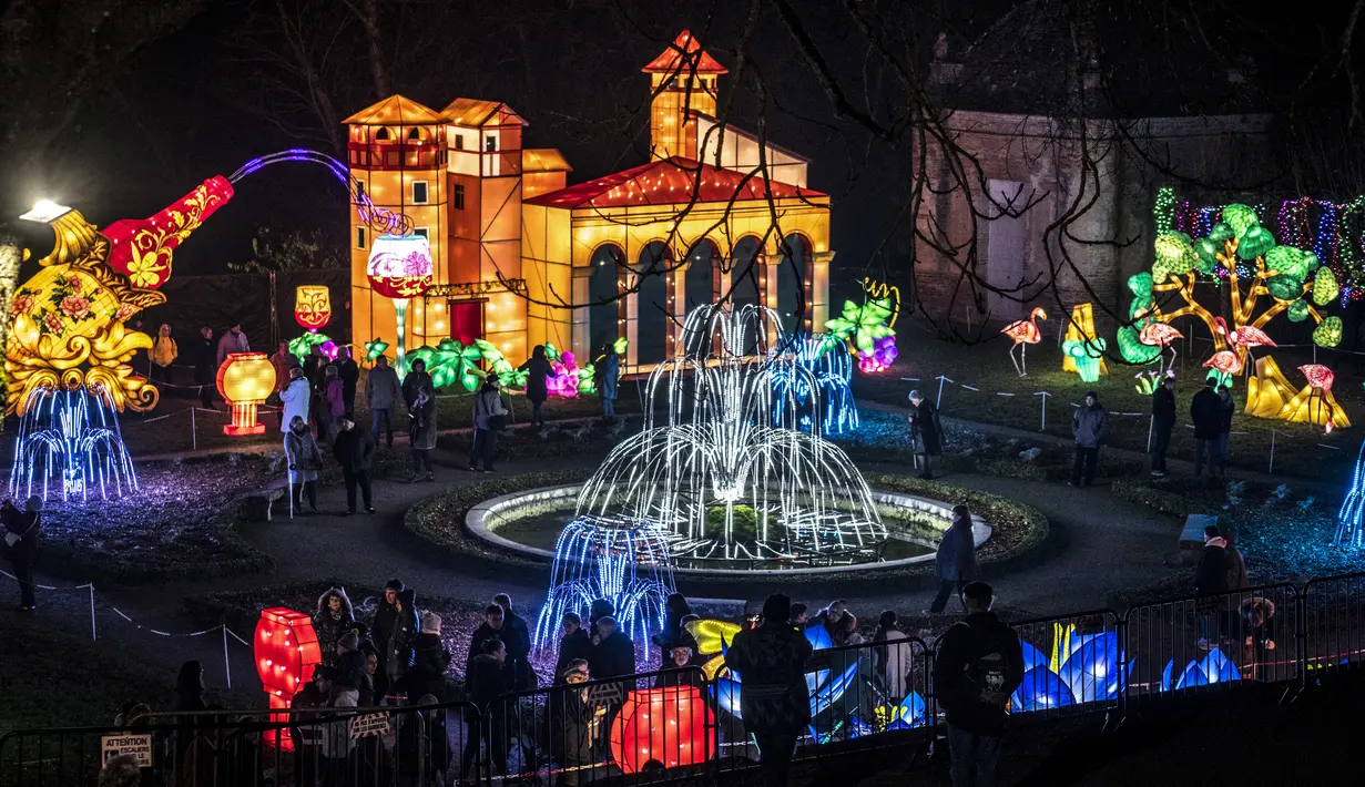 Suasana Festival Lentera Gaillac di Taman Foucaud, Gaillac, Prancis, Rabu (12/12). Festival ini sebagai bagian dari Festival Lentera Tradisional China. (ERIC CABANIS/AFP)
