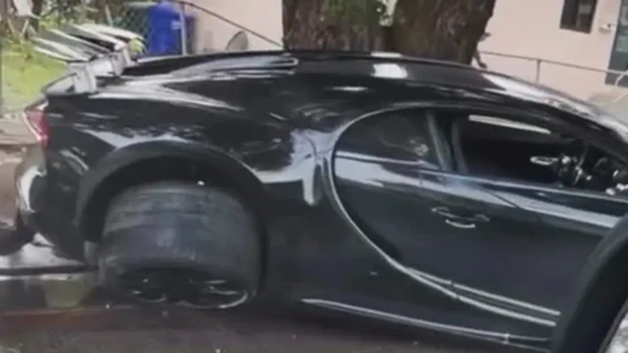 Kondisi Bugatti Chiron Ringsek dengan Roda Belakang Patah Usai Menabrak Trotoar