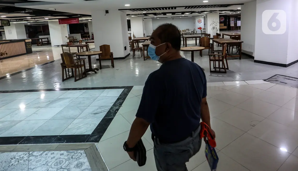Seorang pria melintas di antara pertokoan yang tutup di salah satu mal Jakarta, Selasa (26/10/2021). Pemerintah melalui Kementerian Keuangan terus mendorong Pemulihan Ekonomi dimasa pandemi ini yang merata dengan tren penguatan ekonomi domestik dengan memanfaatkan APBN. (Liputan6.com/Johan Tallo)