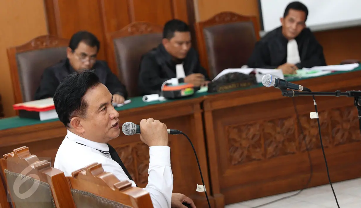 Saksi ahli hukum tata negara Yusril Ihza Mahendra menyampaikan keterangan dalam kasus penyebaran ujaran kebencian yang dilakukan oleh Zamran dan Rizal di Pengadilan Negeri (PN) Jakarta Selatan, Senin (15/5). (Liputan6.com/Immanuel Antonius)