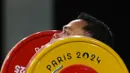 Lifter Indonesia, Eko Yuli Irawan melakukan angkatan clean and jerk pada cabang olahraga angkat besi 61 kg putra Olimpiade 2024 di South Paris Arena, Paris, Prancis, Rabu (07/08/2024). (Dok. NOC Indonesia/Naif Muhammad Al'as)