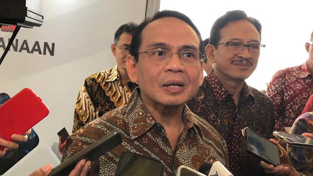 Kepala Eksekutif Pengawas Lembaga Pembiayaan, Perusahaan Modal Ventura, Lembaga Keuangan Mikro dan Lembaga Jasa Keuangan Lainnya (PVML) OJK Agusman, dalam konferensi pers di Hotel Four Season, Jakarta Selatan, Jumat (10/11/2023). (Tira/Liputan6.com)