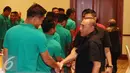 Ketua PSSI, Edy Rahmayadi (kanan) menyalami pemain timnas Indonesia saat pertemuan di Hotel Aryaduta, Tangerang, Selasa (15/11). Jelang berlaga di Piala AFF 2016, Timnas Indonesia melakukan TC di SPH Karawaci. (Liputan6.com/Helmi Fithriansyah)