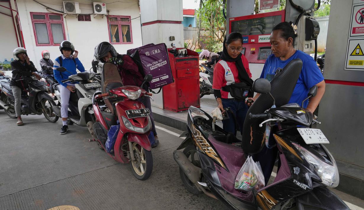 Diketahui, stok Bahan Bakar Minyak (BBM) di Indonesia per Maret 2026 dalam kondisi dengan ketahanan operasional berkisar 20–26 hari. Tampak dalam foto, seorang petugas mengisi tangki sepeda motor di sebuah Stasiun Pengisian Bahan Bakar Umum (SPBU) di pinggiran Jakarta, Senin 9 Maret 2026. (AP Photo/Tatan Syuflana)