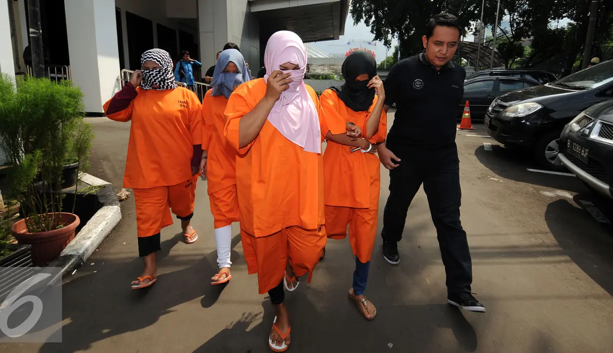 Petugas BNN menggiring tersangka wanita penyelundupan narkoba jenis sabu saat rilis di Jakarta, Selasa (24/5/2016). BNN mengungkap dua kasus penyelundupan narkoba jenis sabu dengantujuh orang tersangka. (Liputan6.com/Helmi Fithriansyah)