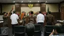 Para saksi diambil sumpahnya sebelum sidang lanjutan kasus korupsi e-KTP di Pengadilan Tipikor Jakarta, Kamis (6/4). Sidang kelima ini menghadirkan sejumlah saksi, diantaranya Setya Novanto, dan eks Ketum PD Anas Urbaningrum. (Liputan6.com/Helmi Afandi)