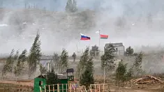 Seorang prajurit ikut serta dalam latihan militer gabungan Rusia-Belarus “Zapad-2025” (Barat-2025) di lapangan latihan dekat kota Borisov, sebelah timur kota Minsk, pada 15 September 2025. (Olesya KURPYAYEVA/AFP)