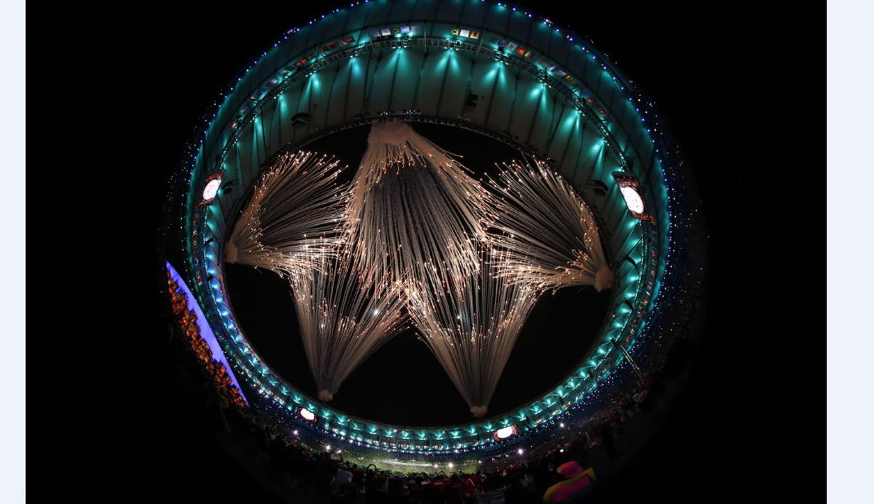 Suasana pesta kembang api Pembukaan Olimpiade Rio 2016 di Stadion Maracana, Rio de Janeiro, Brasil, (5/8/2016). (AFP/Odd Andersen)