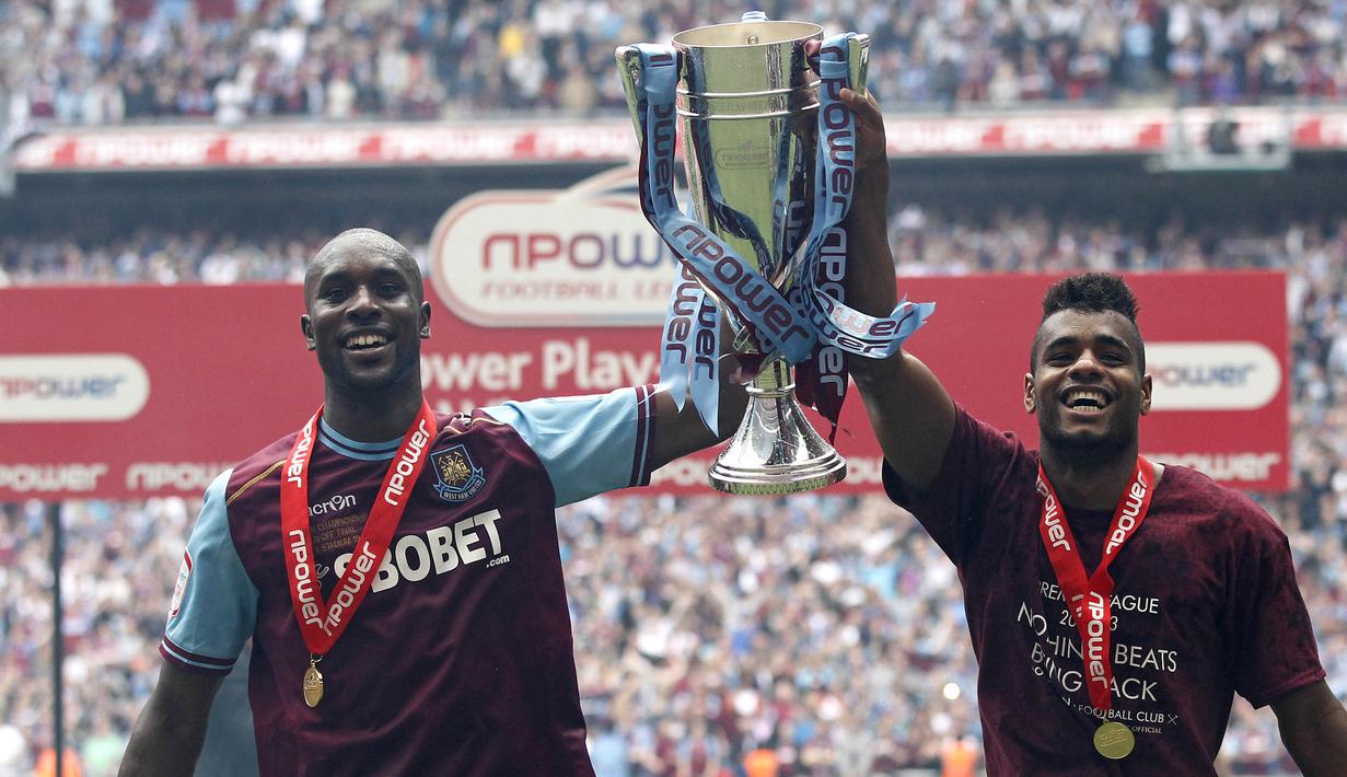 Striker West Ham, Carlton Cole, bersama Ricardo Vaz Te merayakan keberhasilan promosi ke Premier League usai mengalahkan Blackpool. Penyerang anyar Persib ini layak disebut legenda The Hammers karena memiliki banyak kontribusi. (AFP/Ian Kington)