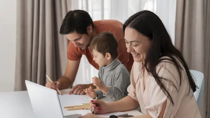 Anakmu Punya Media Sosial? Ini Usia Ideal dan Tips Bijak Pengawasan Orangtua [Dok/freepik.com]