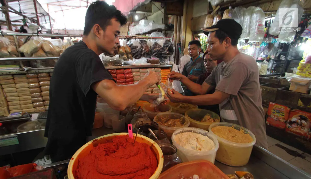 Pedagang melayani seorang pembeli di Pasar Kebayoran Lama, Jakarta, Selasa (3/4). Badan Pusat Statistik juga mencatat inflasi tahun ke tahun (year on year) mencapai 3,4 persen. (Liputan6.com/Angga Yuniar)