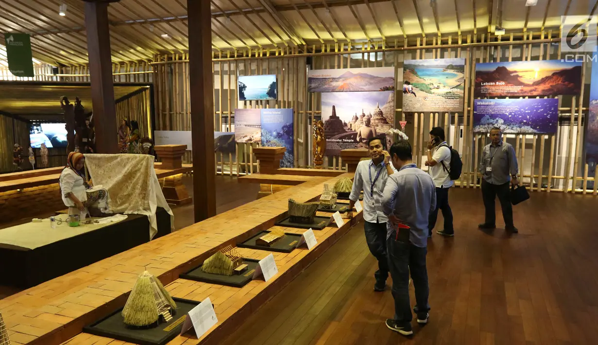 Pengunjung melihat pameran Paviliun Indonesia yang digelar saat pertemuan IMF-Bank Dunia di Bali, Senin (8/10). Paviliun Indonesia menampilkan ragam hal menarik tentang Tanah Air. (Liputan6.com/Angga Yuniar)